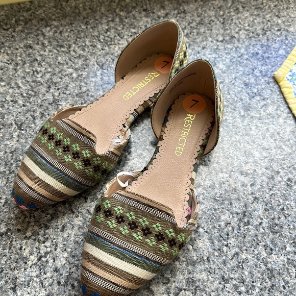 Adorable Tapestry Slip ons - Picture 1 of 4